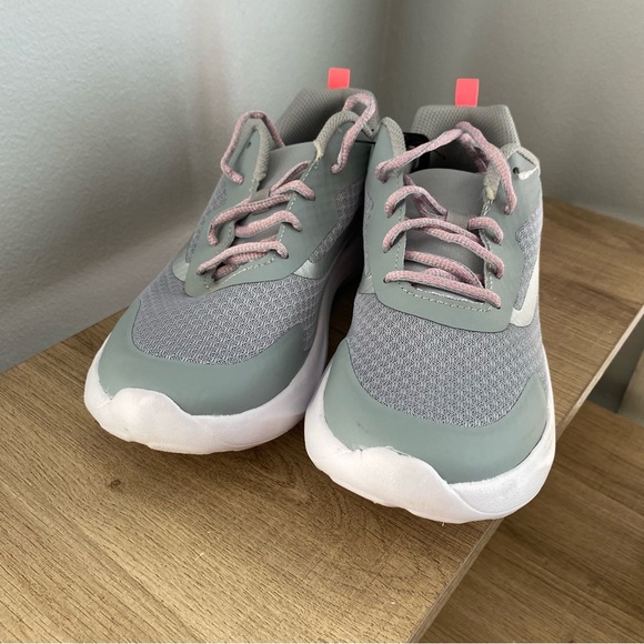 Athletic Works Gray Woman’s Jogger Sneaker - Picture 3 of 9